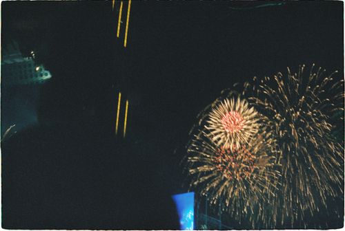 Free Vibrant fireworks light up the night sky over a city, symbolizing celebration. Stock Photo