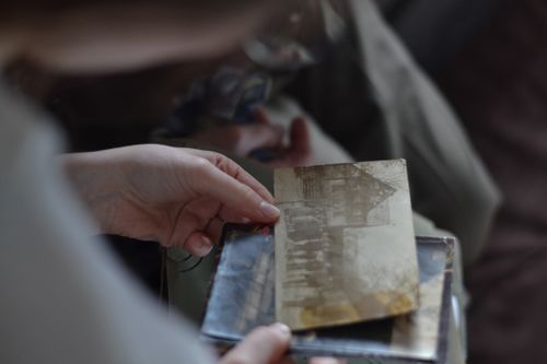 Free A vintage photograph held by a person, evoking nostalgia and memories. Stock Photo