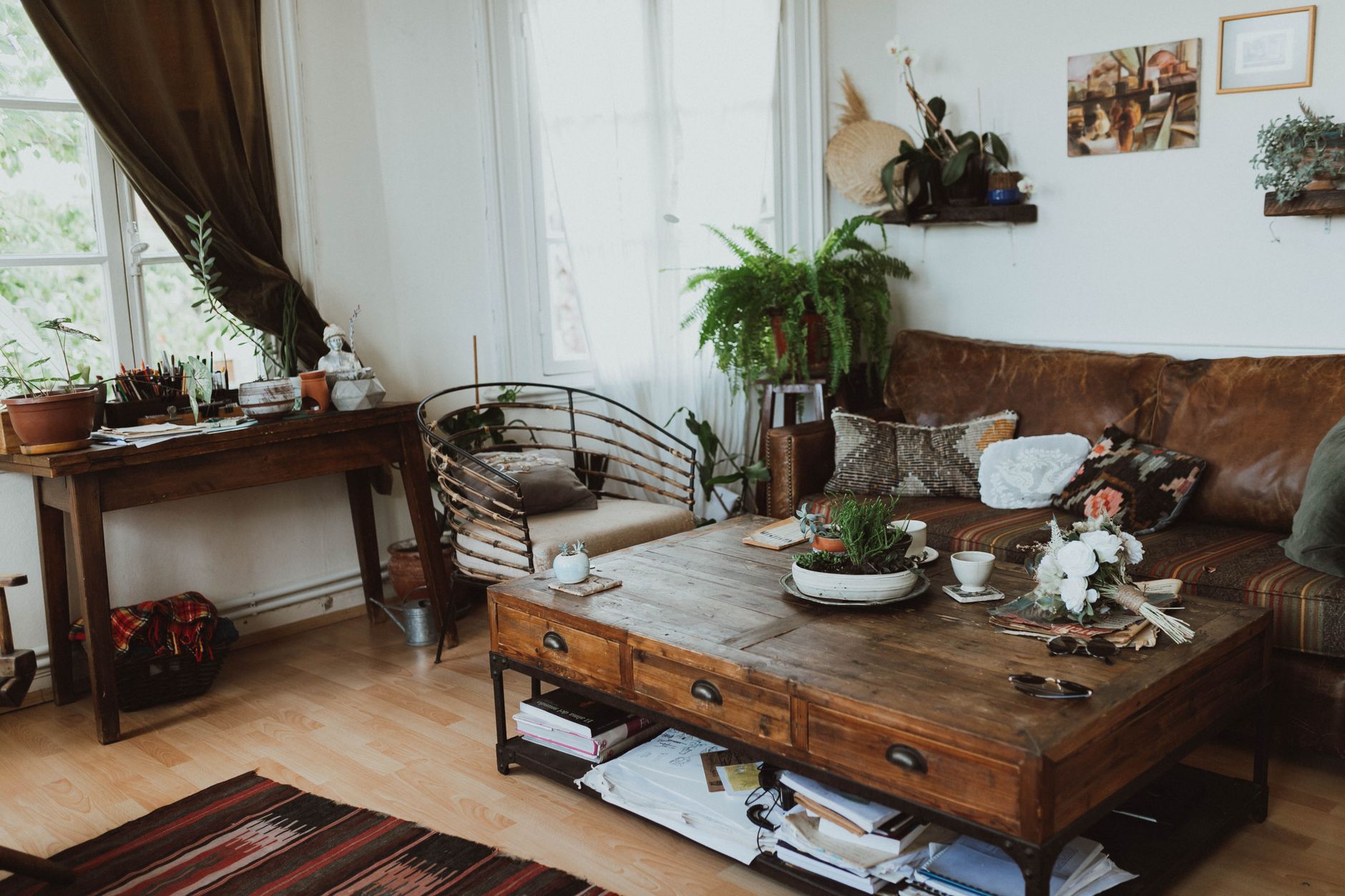 boho apartment makeover for modern homes A cozy living room with vintage furniture, rustic decor, and indoor plants creating a warm ambiance.
