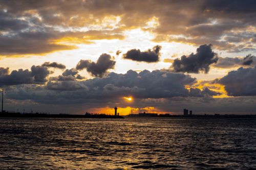 Free A breathtaking sunset view over İstanbul's skyline, capturing vivid colors above the sea. Stock Photo