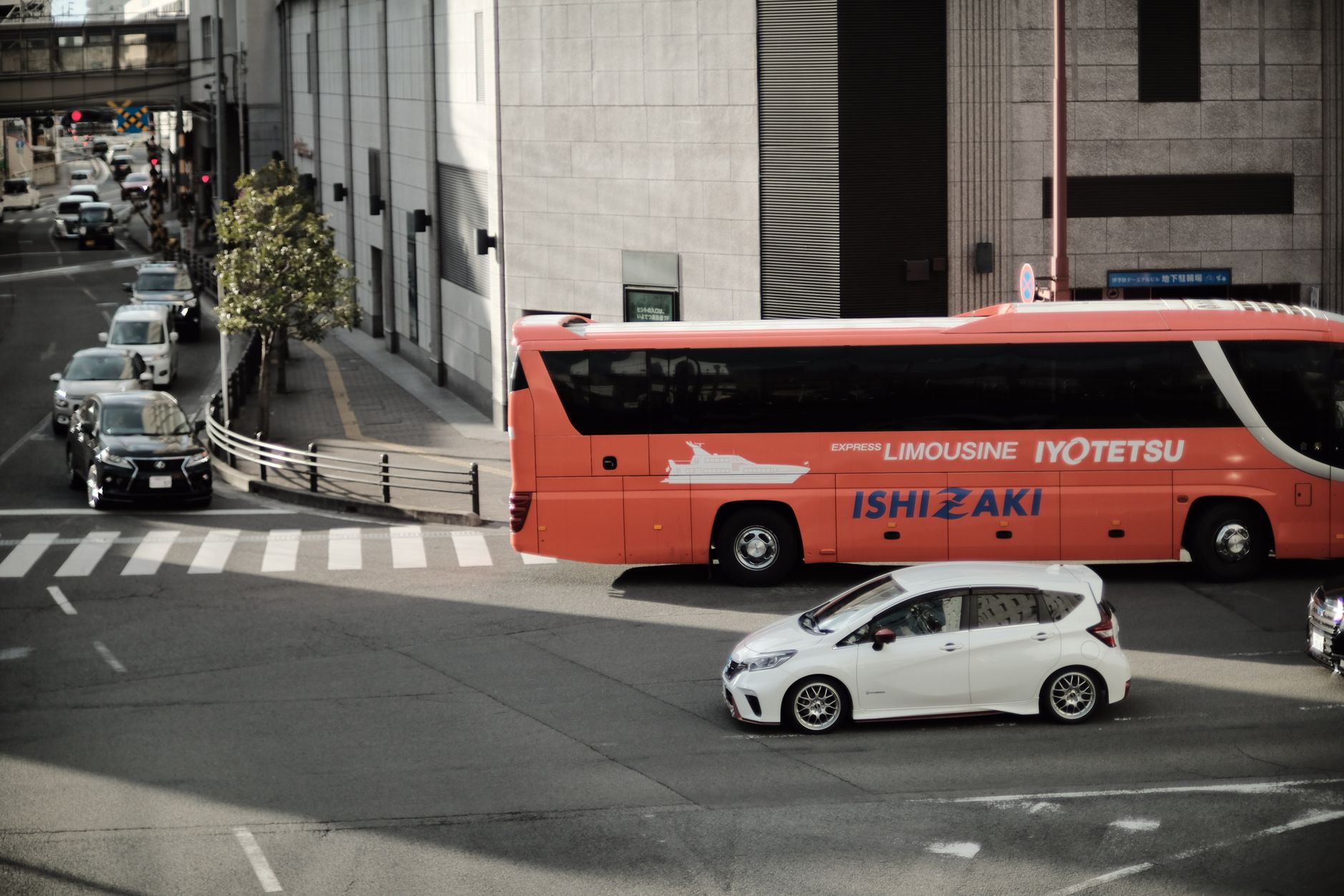 Şehir içinde çalışan sürücüsüz minibüs