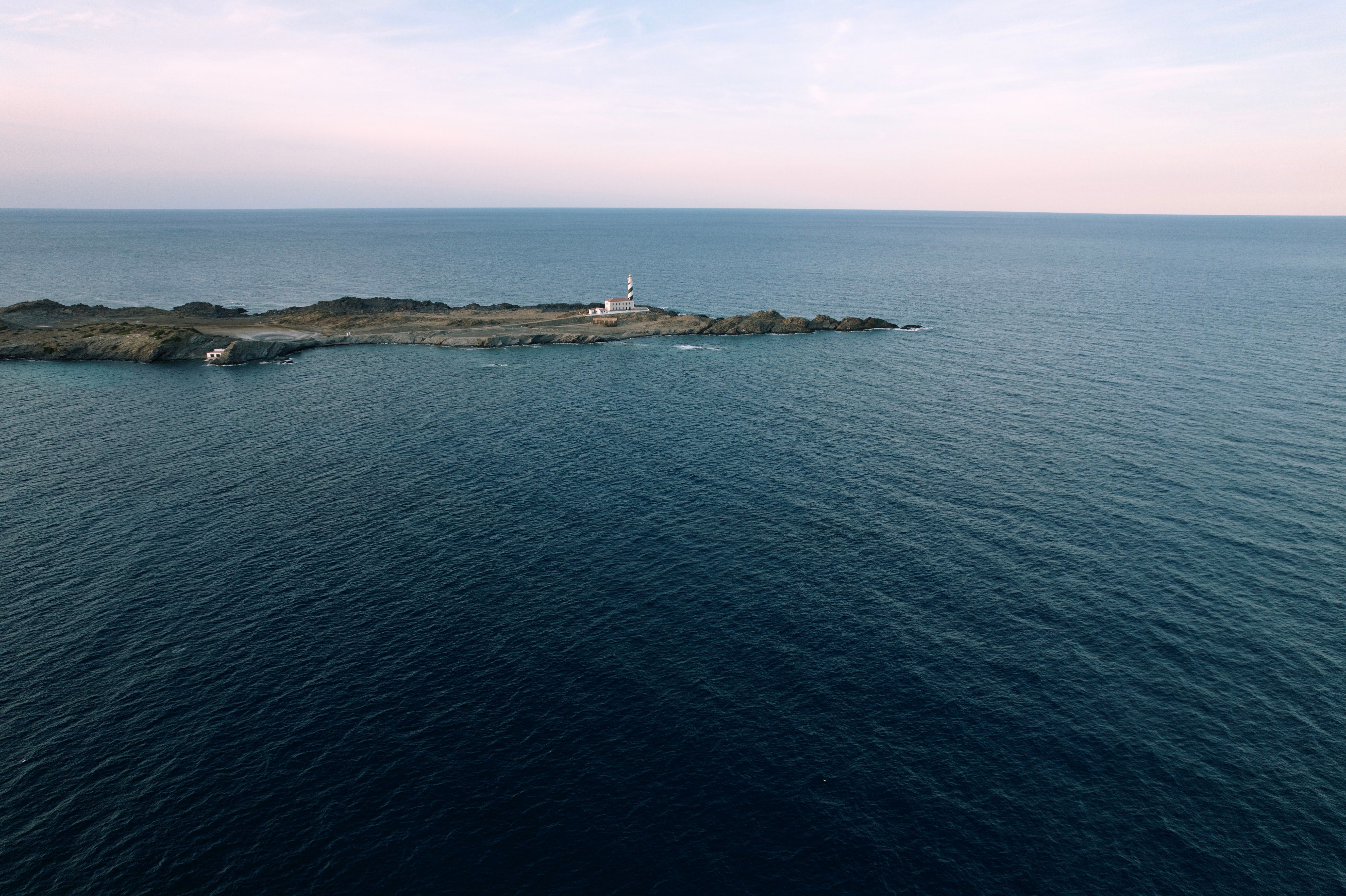 Rose Island Lighthouse trust launches executive director search ahead of milestone 2026 season — Photo by Ben Roussel on Pexe