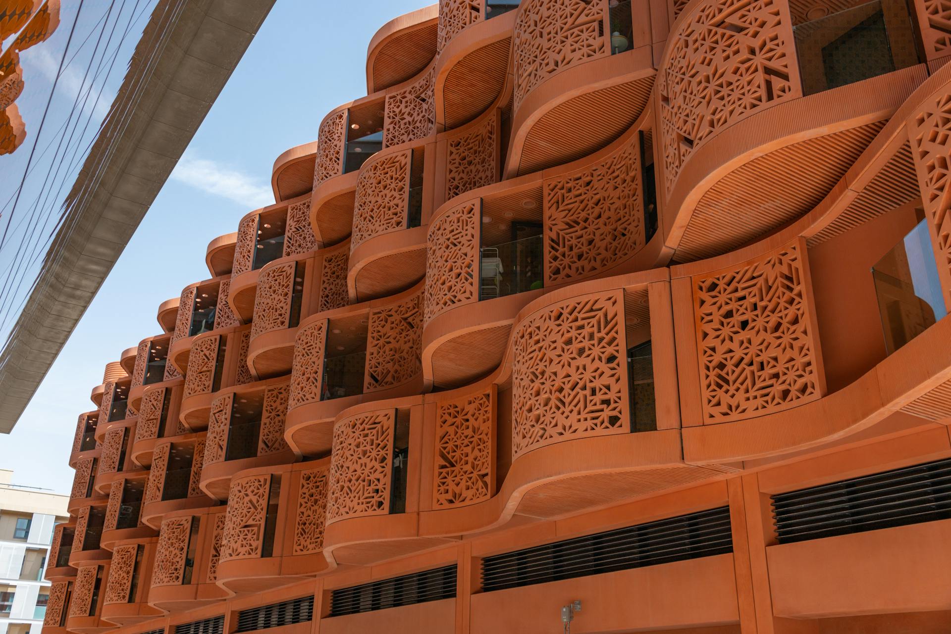 Intricate latticework displayed on a modern Abu Dhabi building