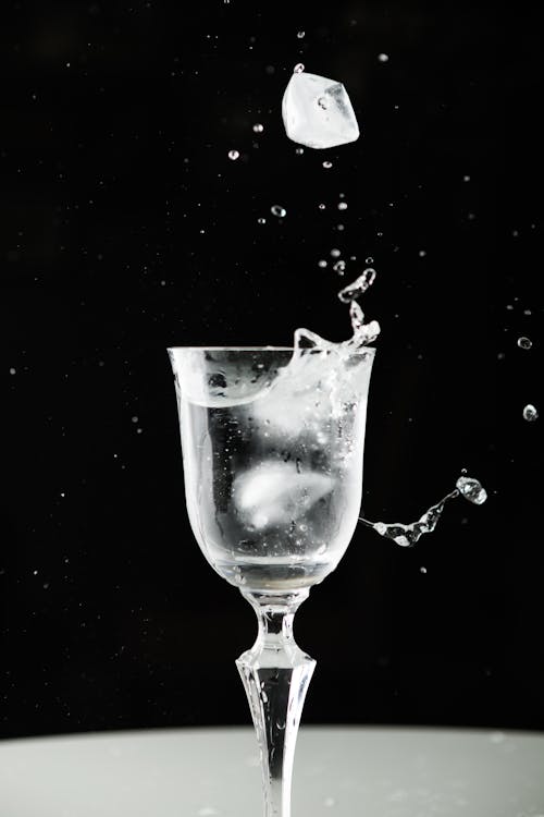 https://images.pexels.com/photos/15128261/pexels-photo-15128261/free-photo-of-close-up-photo-of-ice-dropping-on-a-wine-glass-full-of-water.jpeg?auto=compress&cs=tinysrgb&w=1260&h=750&dpr=1