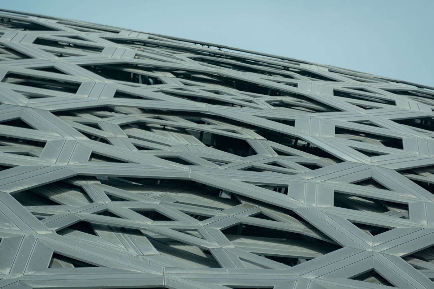 Geometric architectural steel screen structure