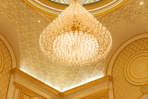 Luxury Chandelier and Golden Decoration on Ceiling