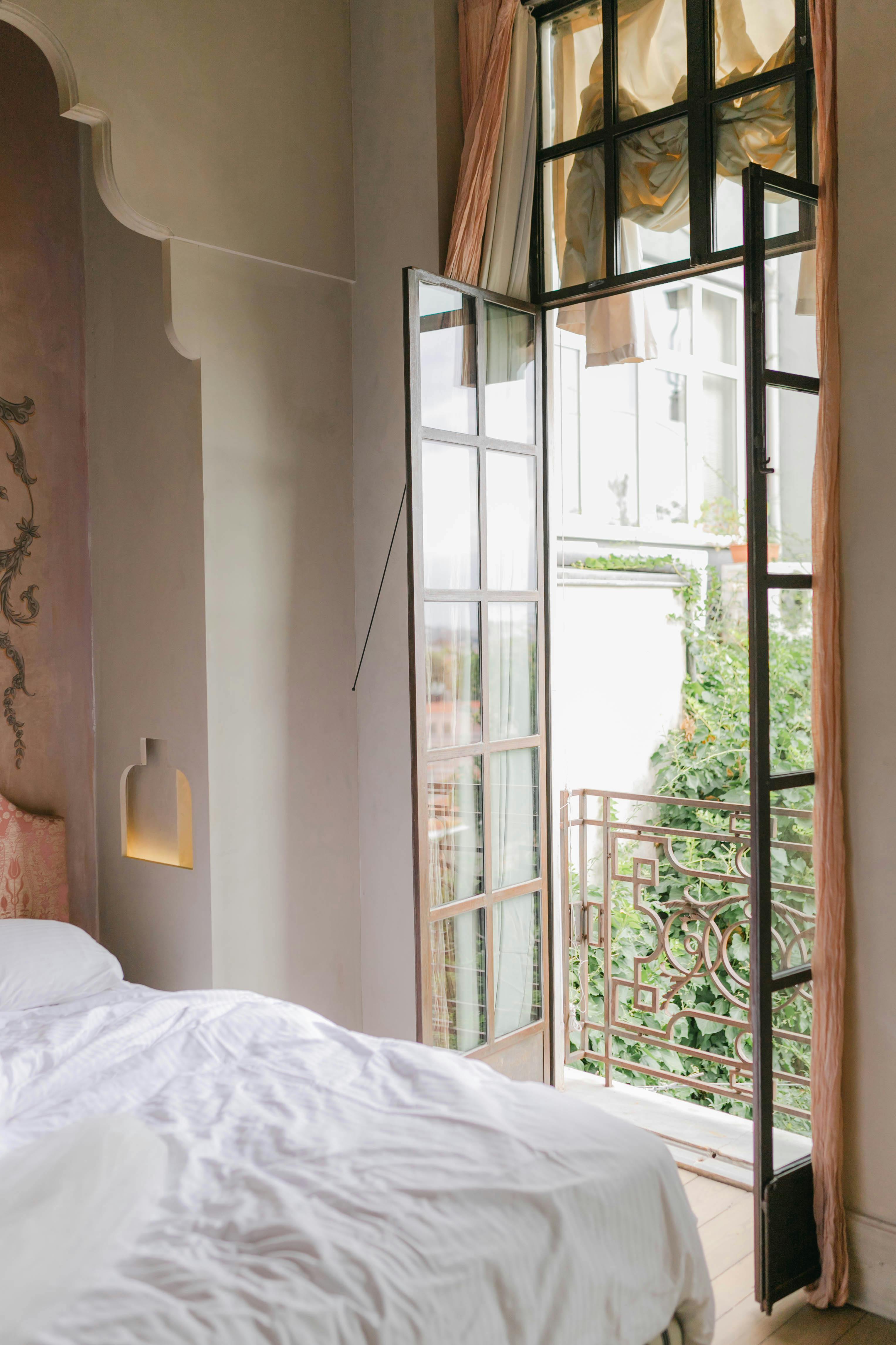 Hotel suite with advanced temporal design