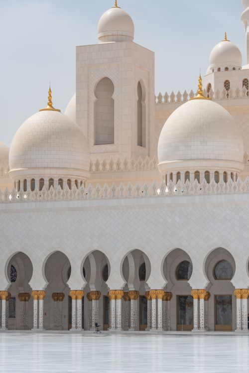 Free Explore the exquisite dome and pillar design of the Sheikh Zayed Grand Mosque under a clear sky. Stock Photo