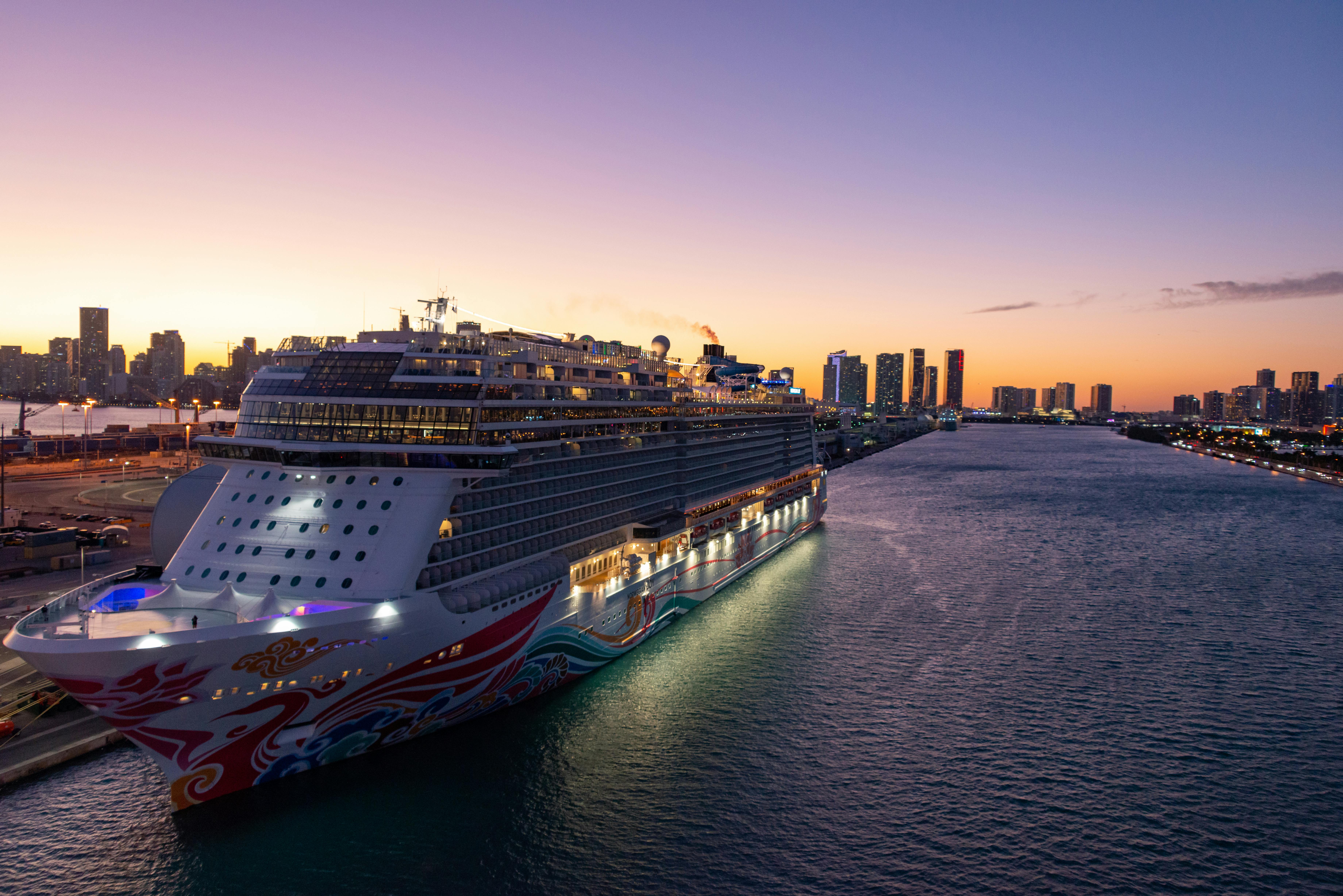 Miami Bay 크루즈 + 일몰 + 스카이라인 — Biscayne Bay 카약 + 보트 + Star Island 셀럽 맨션