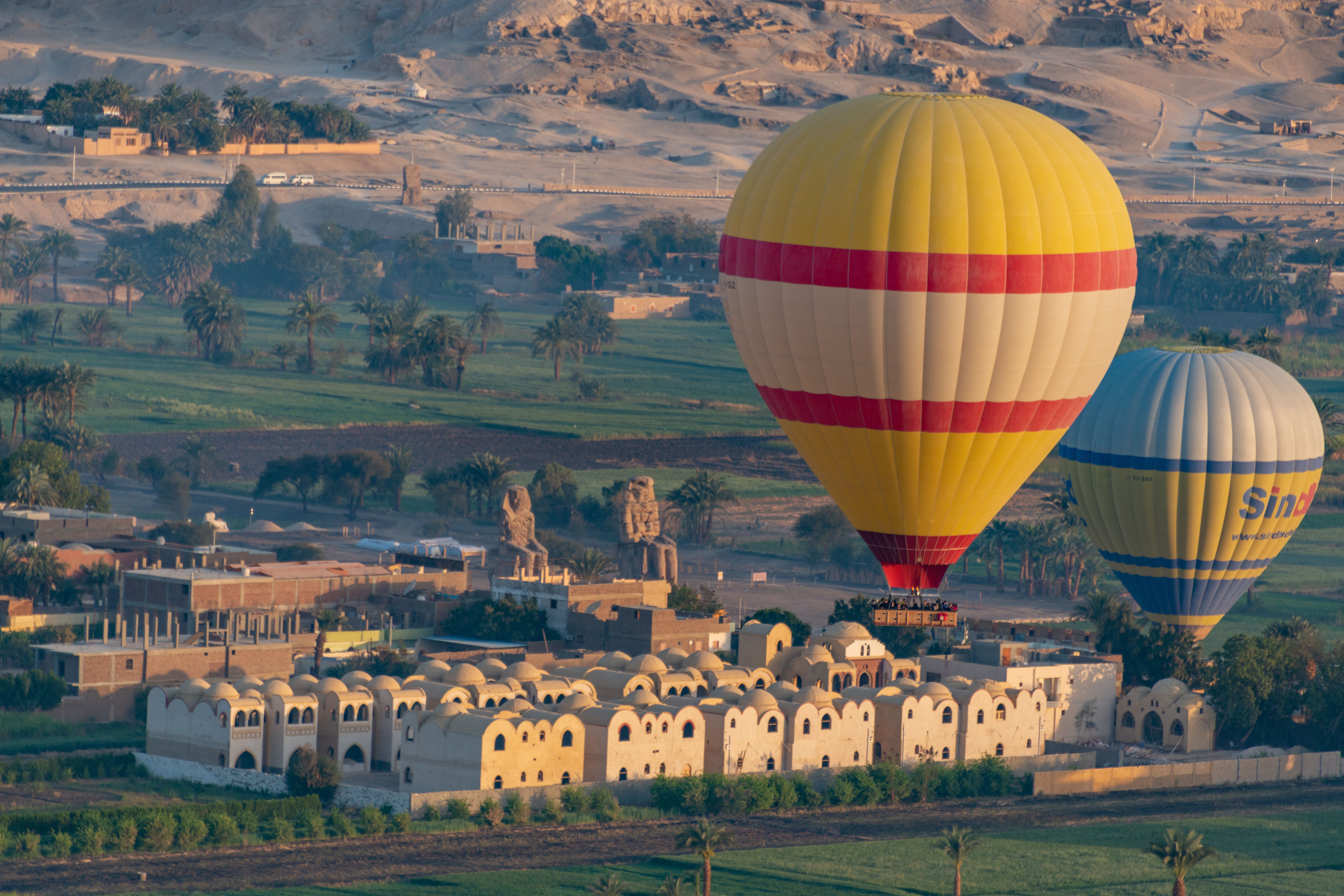 Ballons treiben an einem klaren Februarmorgen über das Westufer von Luxor