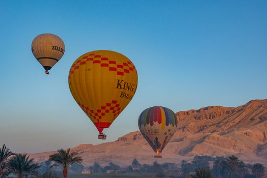 Hot-air balloon over Thebes — Luxor