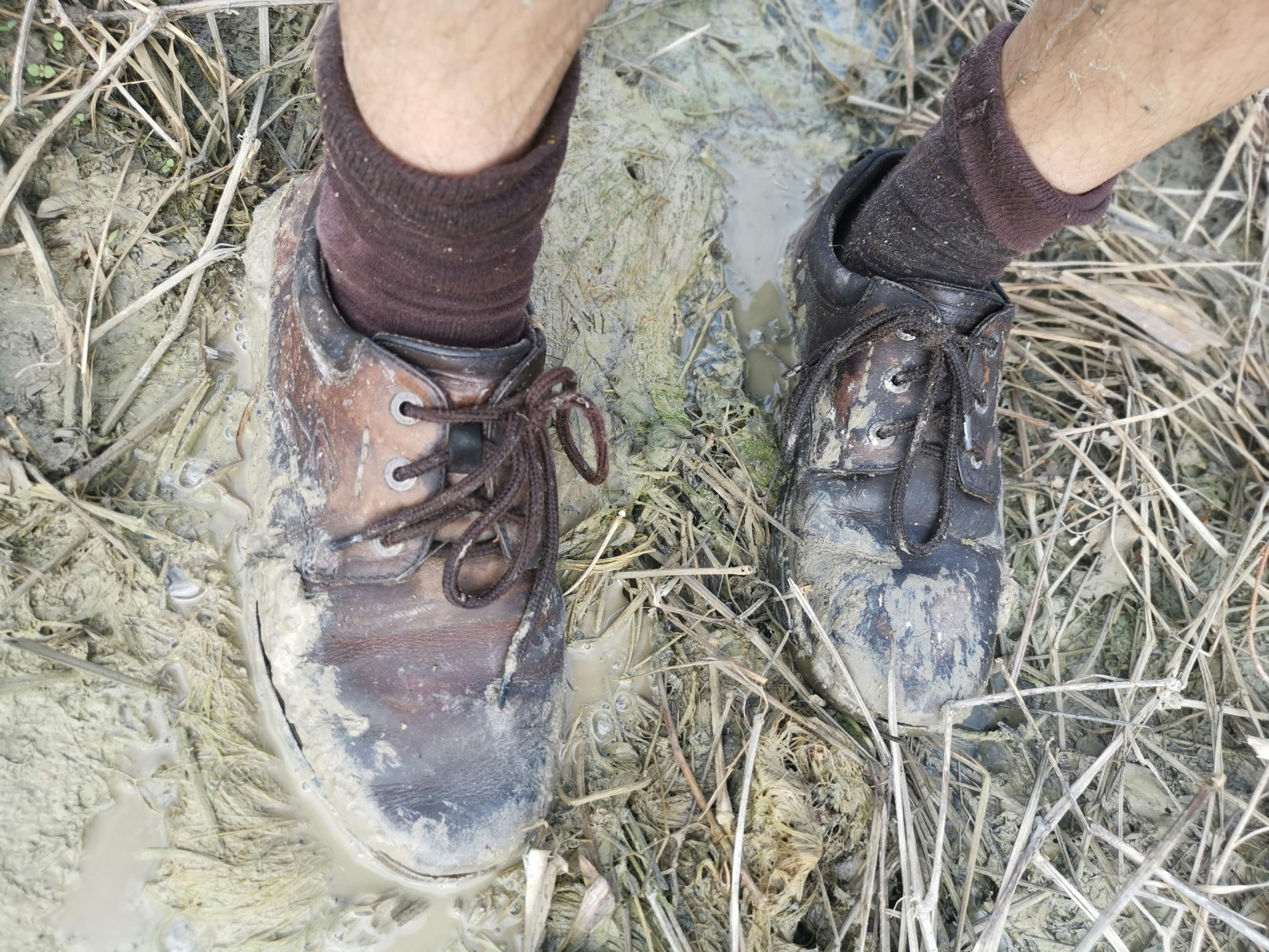 Un soutien-gorge post-opératoire doux et soigneusement plié sur un fond propre.