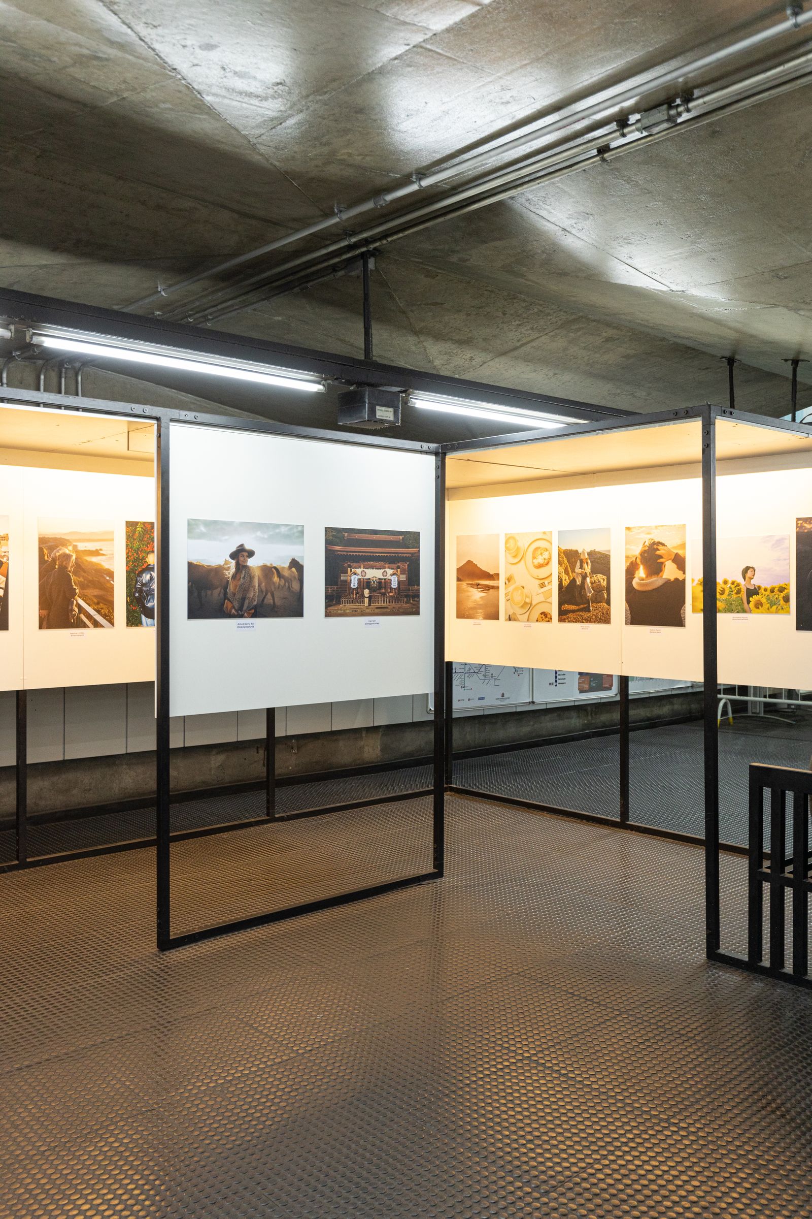Allestimento espositivo con pannelli fotografici e un percorso di visita