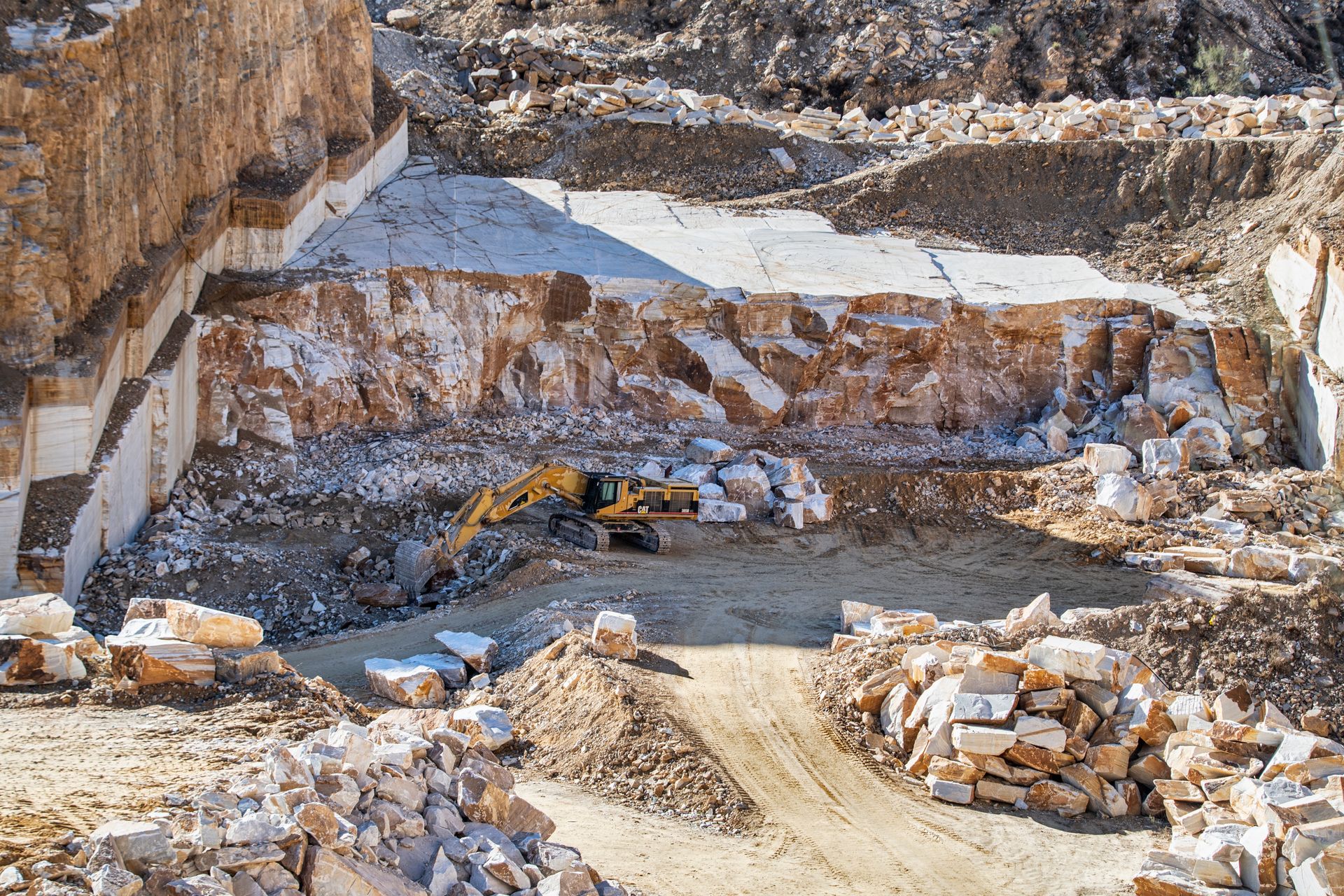Una excavadora trabajando en un sitio minero a cielo abierto