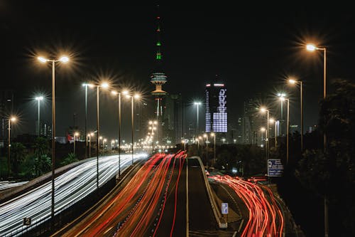 aydınlatılmış, gece, ışık çizgileri içeren Ücretsiz stok fotoğraf