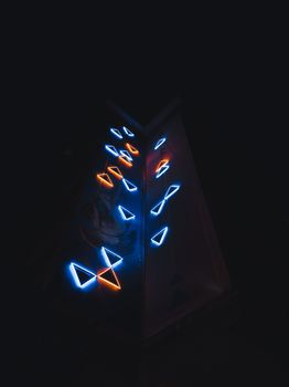 Tiefschwarzes Neon & Dunkel – AMOLED Hintergrundbild (von Matheus Bertelli, 5643×7524, #15141208)