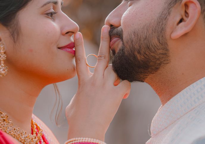 Online dating: starting a conversation on a niche platform