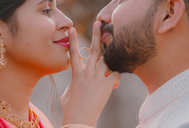 Online dating: starting a conversation on a niche platform