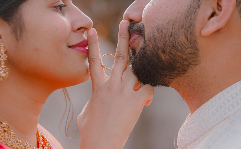 Online dating: starting a conversation on a niche platform