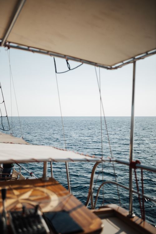 Free Peaceful view of the ocean horizon from a sailing boat deck under a clear sky. Stock Photo