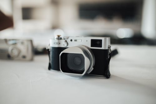 Free A close-up of a vintage camera with a blurred background, exuding a retro aesthetic. Stock Photo