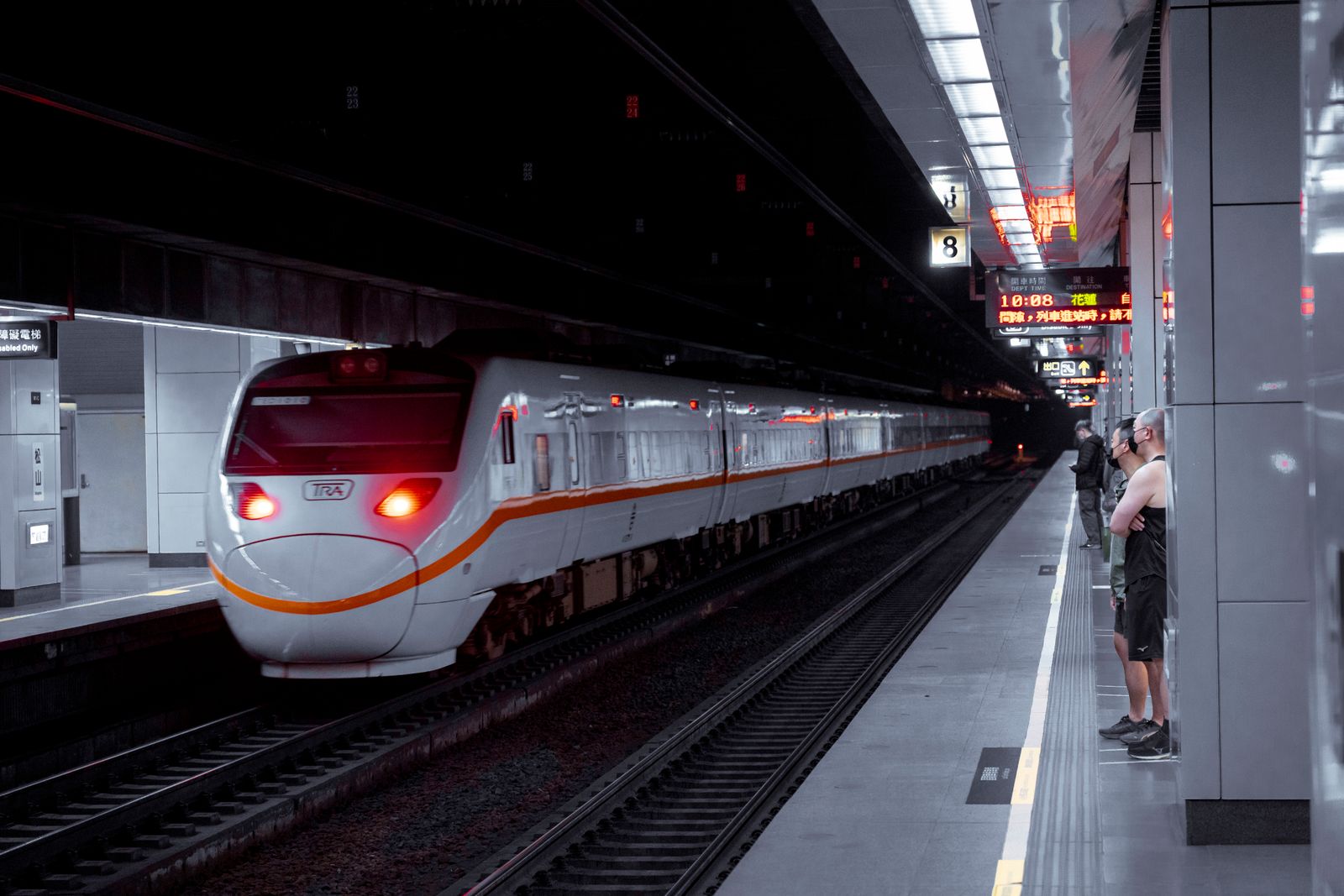 Panneau d'affichage électronique des horaires de train dans une gare française en heure de pointe