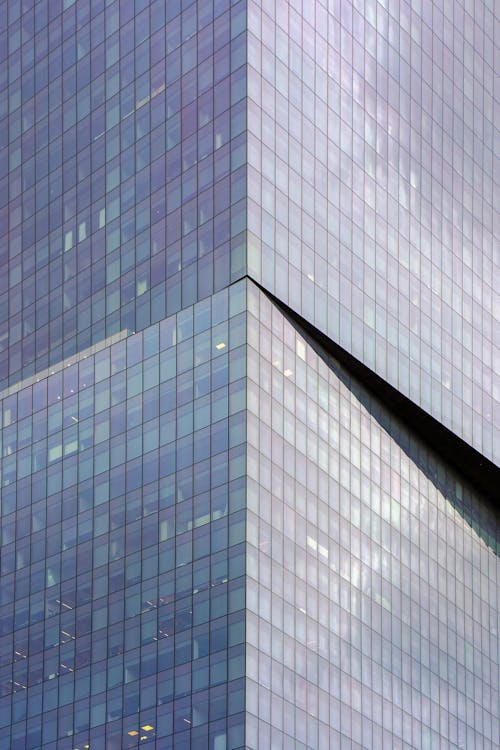 Стеклянные голубые квадратные окна фасада современного городского делового здания небоскреба