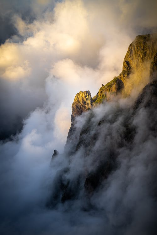 Бесплатное стоковое фото с вертикальный выстрел, горы, облака