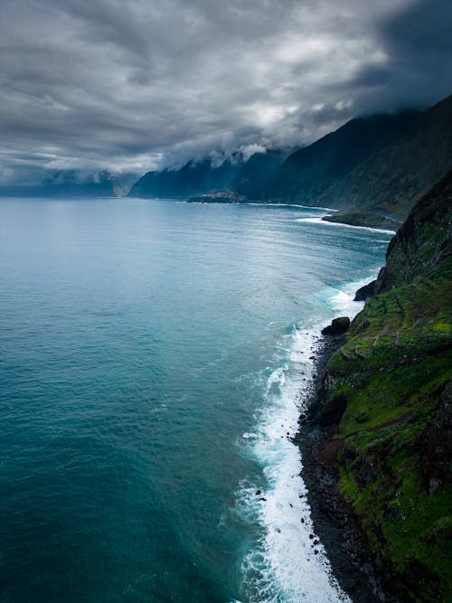 Foto profissional grátis de beira-mar, céu com cores intensas, mar