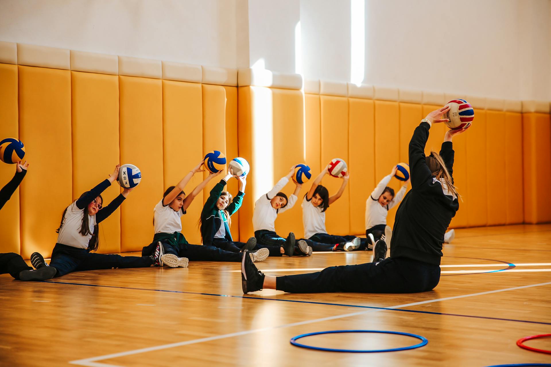 Des élèves s'entraînent avec des balles de volleyball