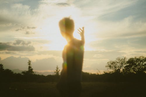 Immagine gratuita di braccio alzato, campo, cielo