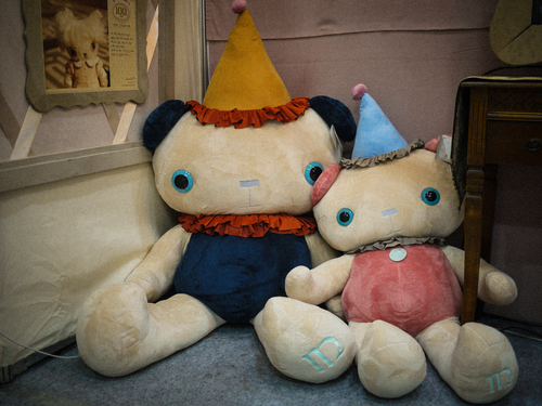 Free Charming scene of large teddy bears with party hats in a vintage setting, perfect for nostalgia. Stock Photo