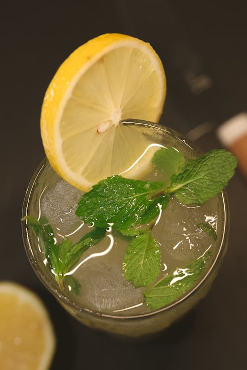 Gratis lagerfoto af alkoholisk drikkevare, citron skive, cocktail