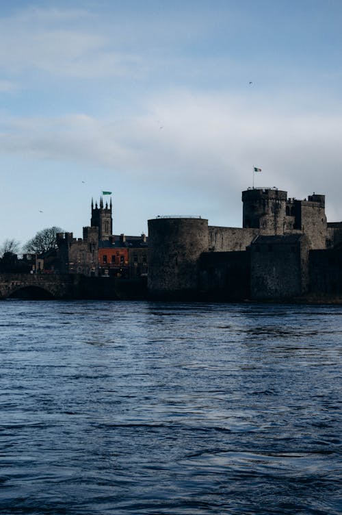 Kostnadsfri bild av fästning, flod, irland