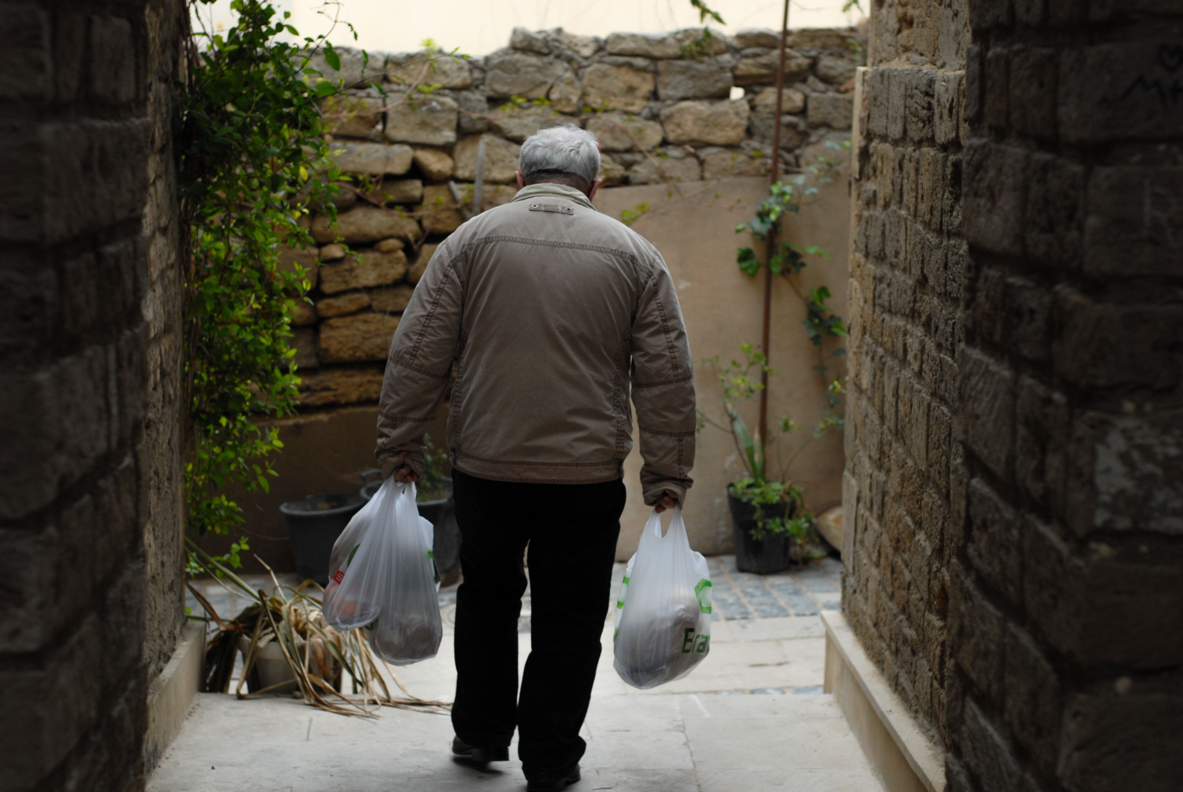 elderly hands carrying grocery bags

===IMAGE_QUERY_3===
skip

===IMAGE_QUERY_2===
elderly hands carrying grocery bags