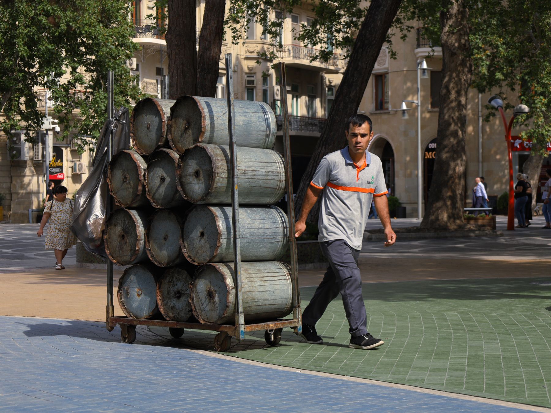 Sharpness — student move with boxes and a van