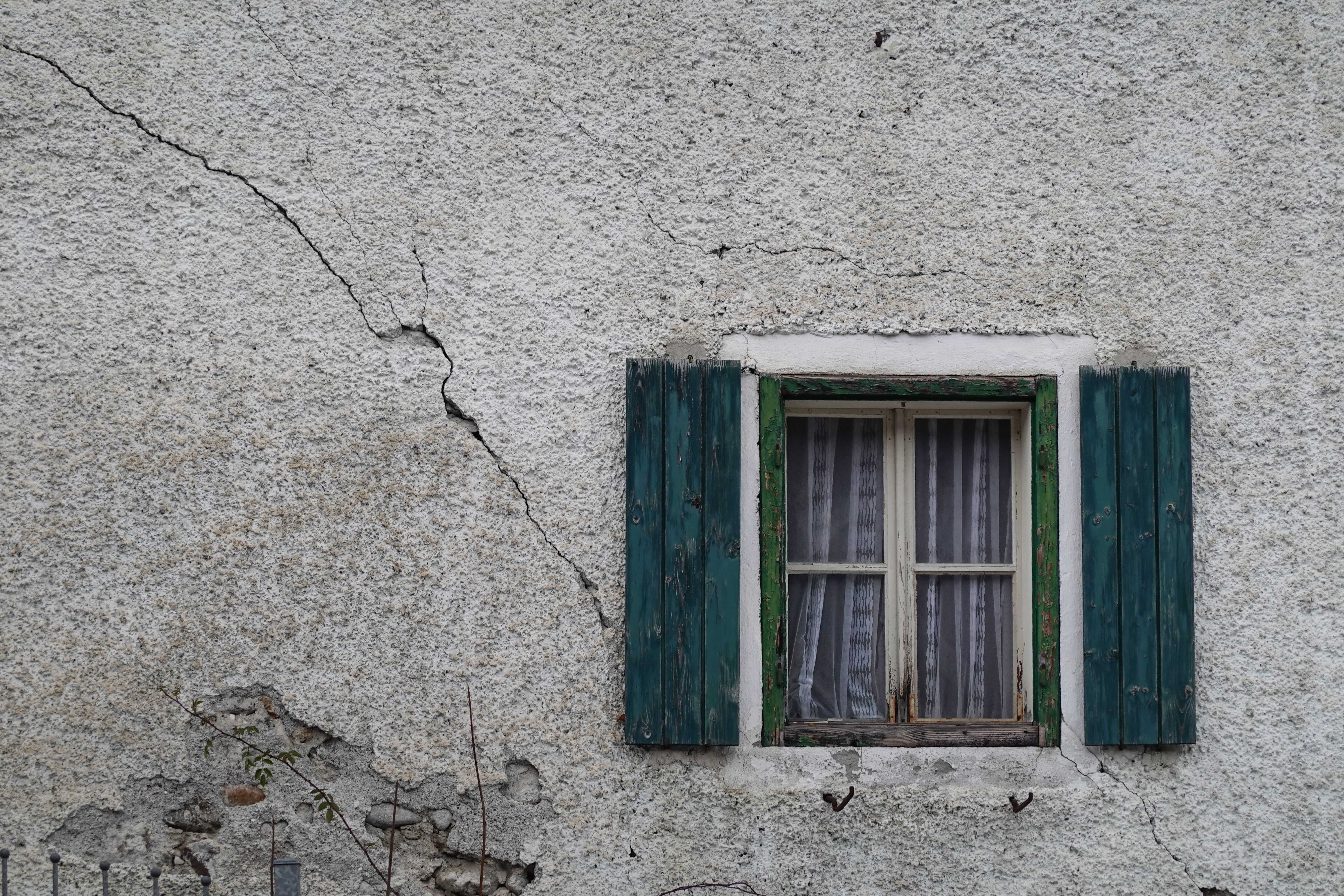 Window on Concrete Wall · Free Stock Photo