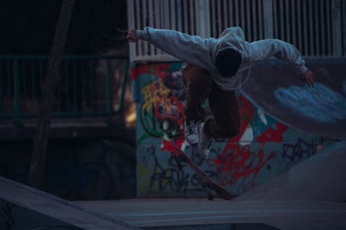 Immagine gratuita di fare skateboard, felpa con cappuccio, graffiti