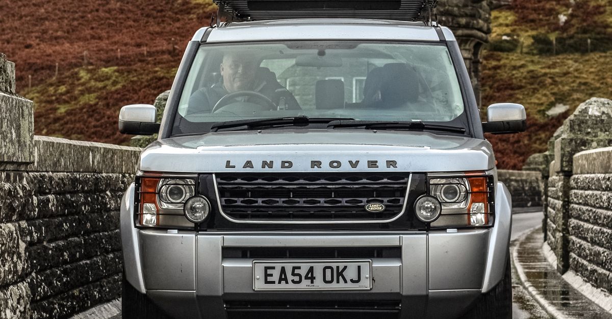 Land Rover on Narrow Road · Free Stock Photo