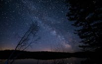 在公元前，汤普森-尼古拉上空可见雄伟的星空，夜间银河系清晰可见