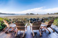 在阳光明媚的日子里，托菲诺海滩的景色令人放松，还有阿迪朗达克椅子相伴