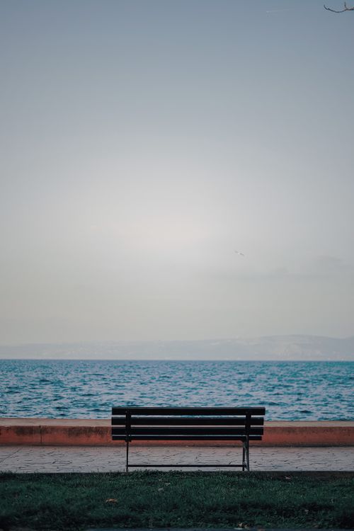 Free Peaceful image of an empty bench facing the sea in Karamürsel, Kocaeli, Türkiye. Stock Photo