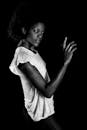 一位非裔美国妇女摆出戏剧性姿势的黑白肖像引人注目