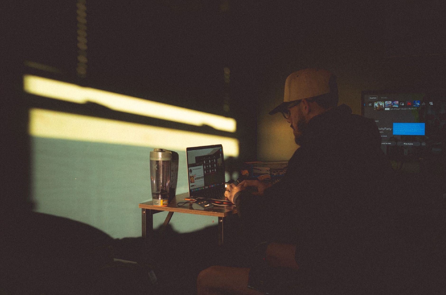 a professional handicapper studying live odds on multiple monitors during a night race