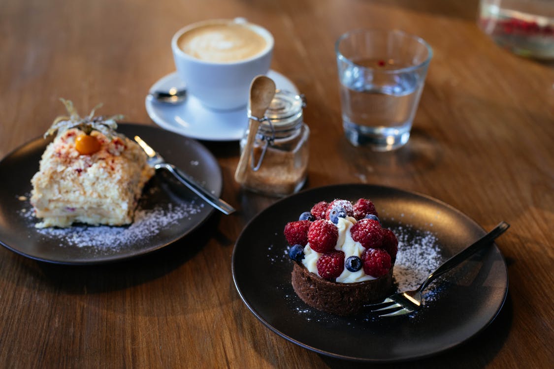 プレート上の2つのケーキ