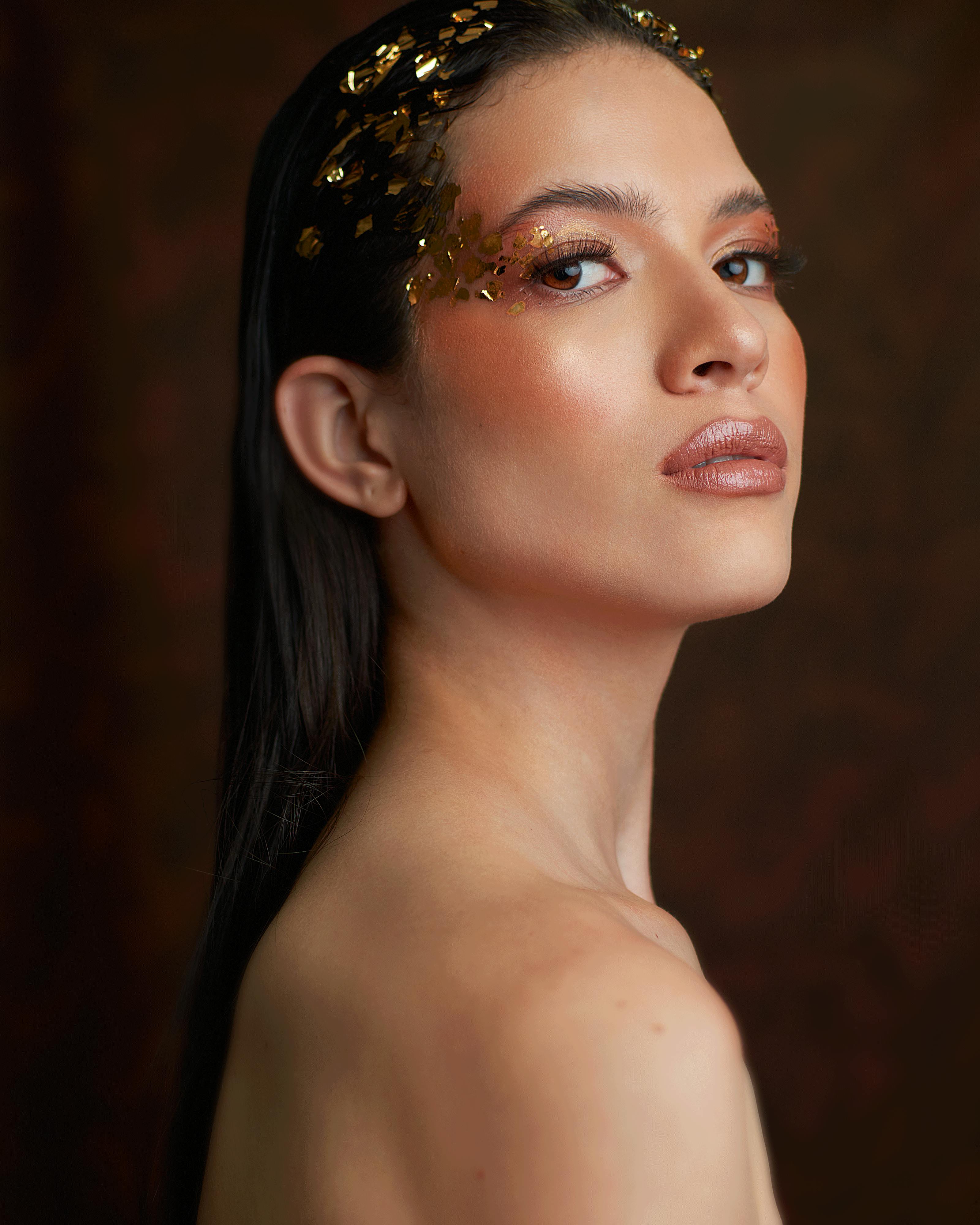 在哥伦比亚卡利，具有艺术妆容和装饰元素的精致女性肖像