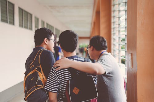 Três Homens Em Pé Perto Da Janela