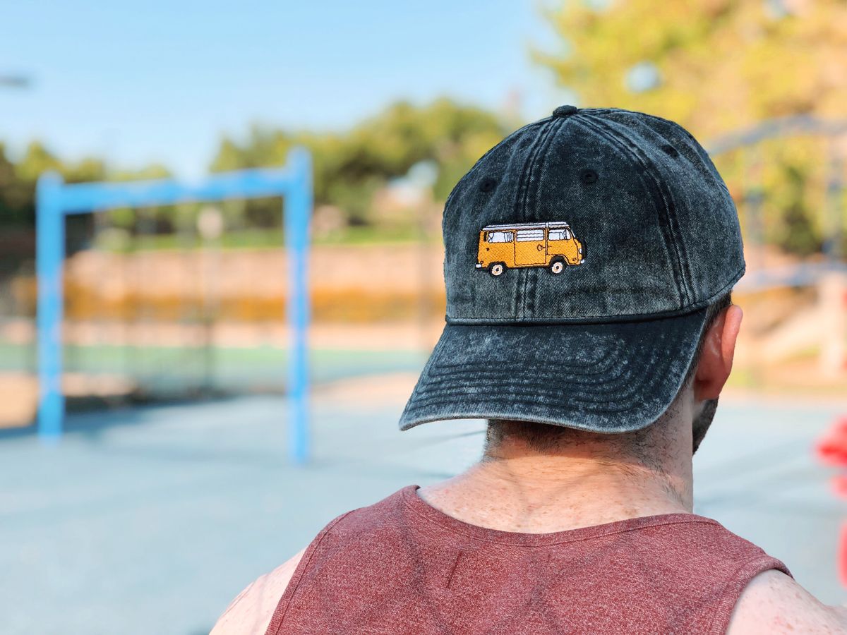 Cappello indossato con ricamo visibile