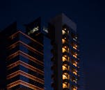 夜空中，基辅的当代建筑映衬着明亮的阳台