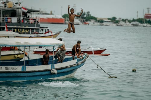 คลังภาพถ่ายฟรี ของ การกระโดด, ความปิติยินดี, ชายฝั่งทะเล